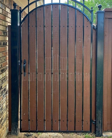Калитка из деревянного штакетника с элементами ковки КЛ-132 - фото 2