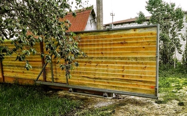 откатные ворота с деревянными досками
