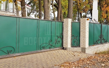 откатные ворота в зеленом цвете