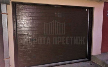 новые коричневые гаражные ворота