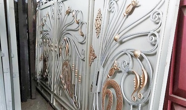 белые распашные ворота в классическим стиле