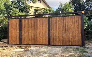 коричневые распашные ворота в стиле модерн