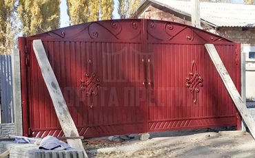 красные распашные ворота с ковкой