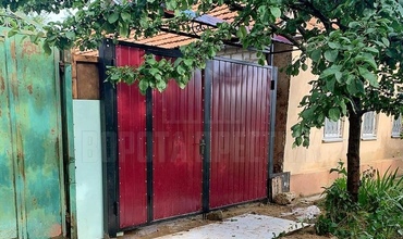 распашные ворота красного цвета со встроенной калиткой