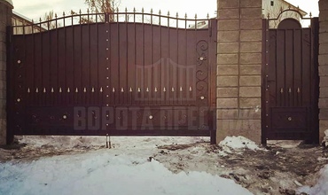 распашные ворота на бетонных столбах