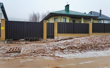 распашные ворота на кирпичных столбах