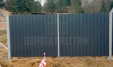 распашные ворота на металлических столбах