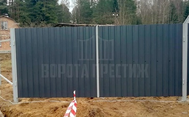распашные ворота на металлических столбах
