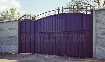 распашные ворота с элементами ковки