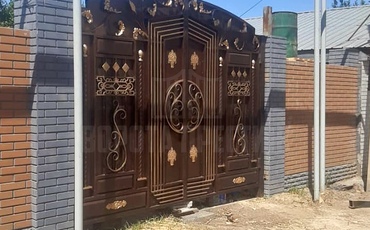 распашные ворота с ковкой на кирпичных столбах