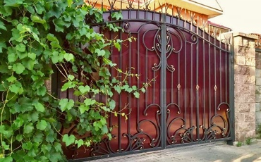 распашные ворота с ковкой в загородный коттедж