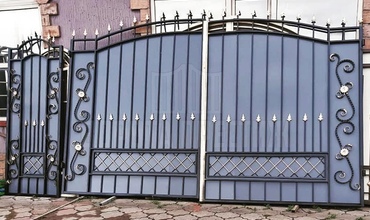 стильные распашные ворота с калиткой