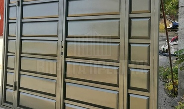 темные филенчатые распашные ворота