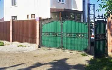 зеленые распашные ворота